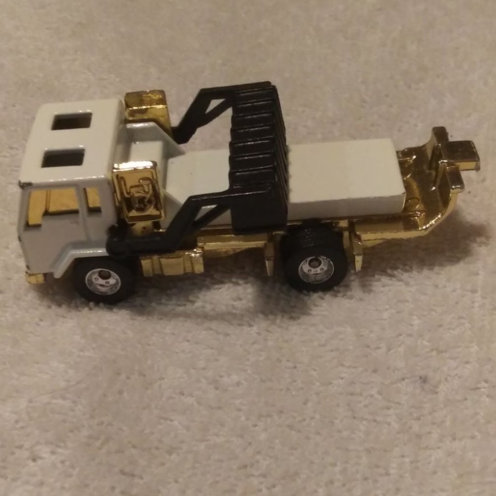 2001 Hot Wheels #26999 Final Run Recycler Garbage Truck vintage.